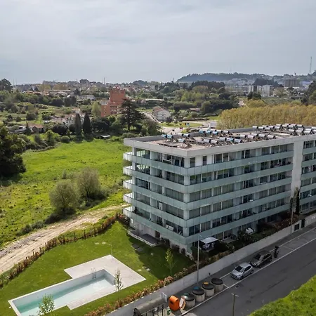 Apartmán Hostwise - Modern Flat W/ Balcony, Garage & Pool *