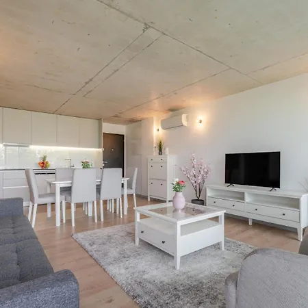 Hostwise - Modern Flat W/ Balcony, Garage & Pool