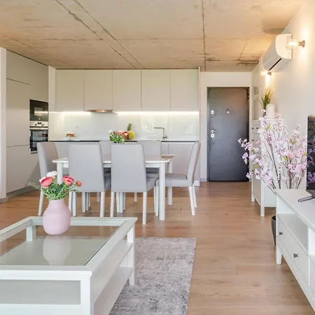 Appartement Hostwise - Modern Flat W/ Balcony, Garage & Pool