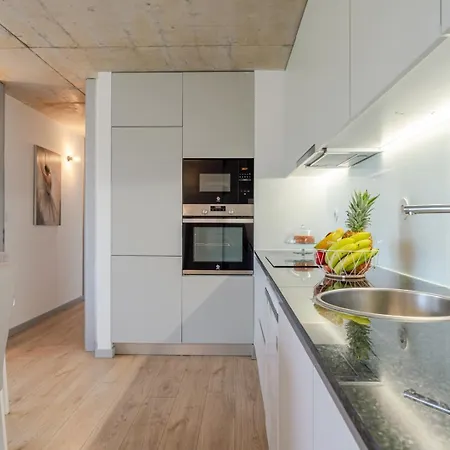 Hostwise - Modern Flat W/ Balcony, Garage & Pool Διαμέρισμα Βίλα Νόβα ντε Γκάια