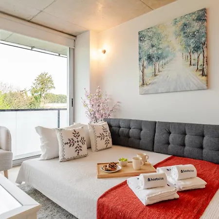 Hostwise - Modern Flat W/ Balcony, Garage & Pool *