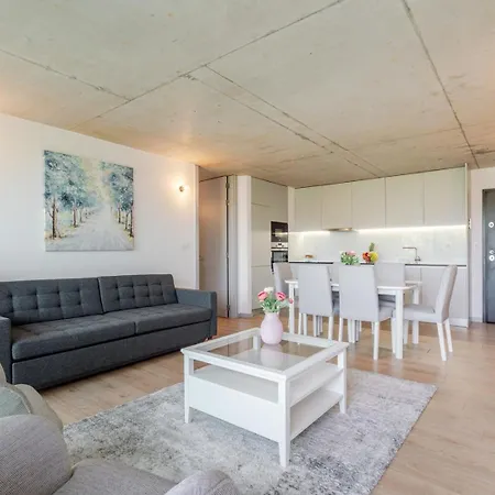 Appartement Hostwise - Modern Flat W/ Balcony, Garage & Pool *
