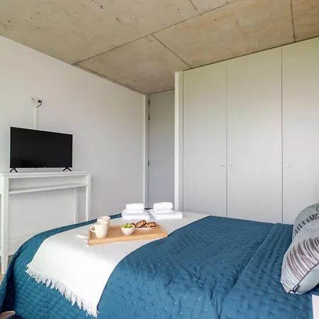 Hostwise - Modern Flat W/ Balcony, Garage & Pool