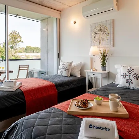 Appartement Hostwise - Modern Flat W/ Balcony, Garage & Pool
