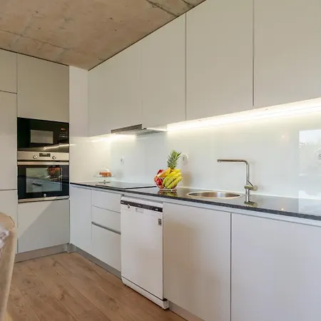 Appartement Hostwise - Modern Flat W/ Balcony, Garage & Pool *