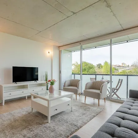 Hostwise - Modern Flat W/ Balcony, Garage & Pool *