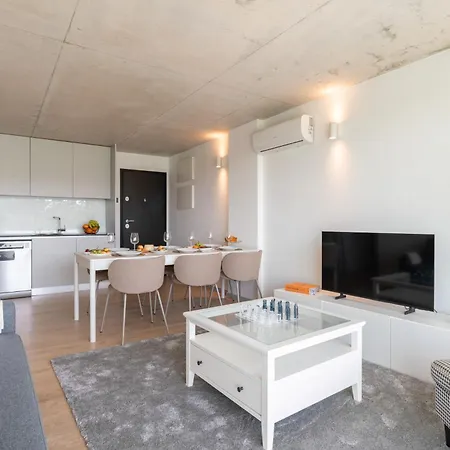 Appartamento Hostwise - Modern Flat W/ Balcony, Garage & Pool