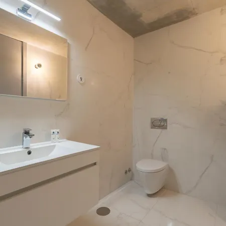 Appartamento Hostwise - Modern Flat W/ Balcony, Garage & Pool *