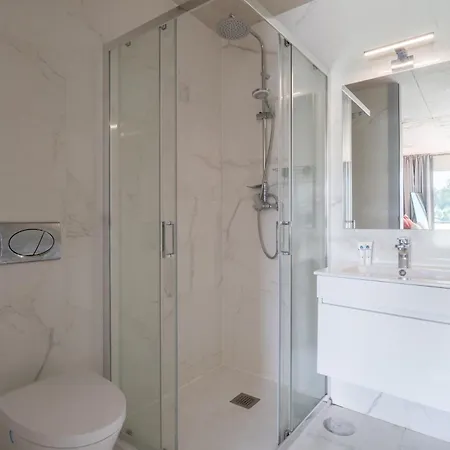 Appartamento Hostwise - Modern Flat W/ Balcony, Garage & Pool *