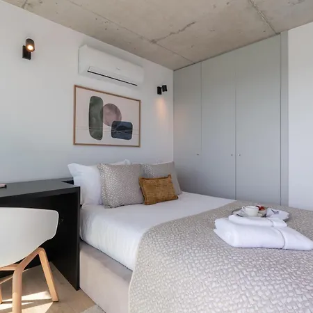 Hostwise - Modern Flat W/ Balcony, Garage & Pool