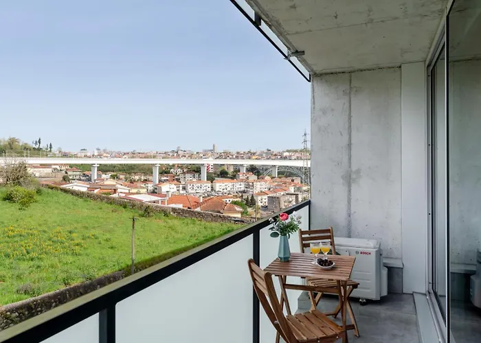 Hostwise - Modern Flat W/ Balcony, Garage & Pool *