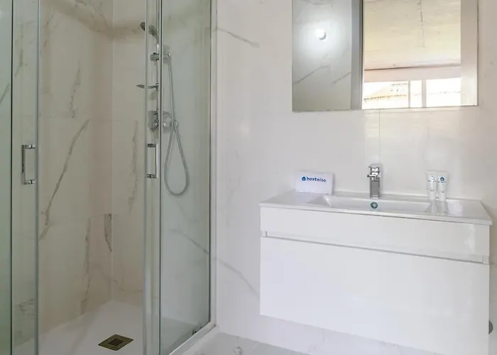 Hostwise - Modern Flat W/ Balcony, Garage & Pool Апартаменты *