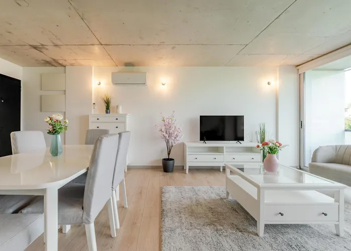 公寓 Hostwise - Modern Flat W/ Balcony, Garage & Pool *