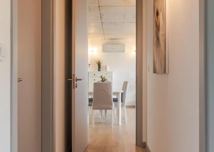 Hostwise - Modern Flat W/ Balcony, Garage & Pool 公寓 加亚新城