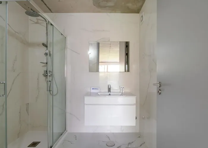 Hostwise - Modern Flat W/ Balcony, Garage & Pool *