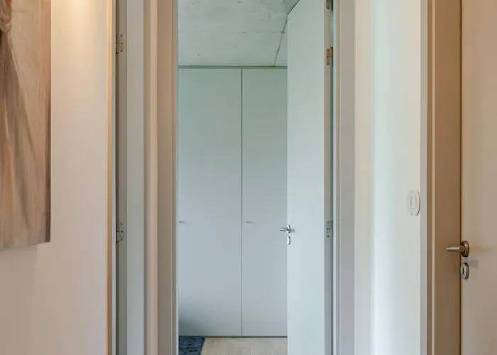 Hostwise - Modern Flat W/ Balcony, Garage & Pool 加亚新城