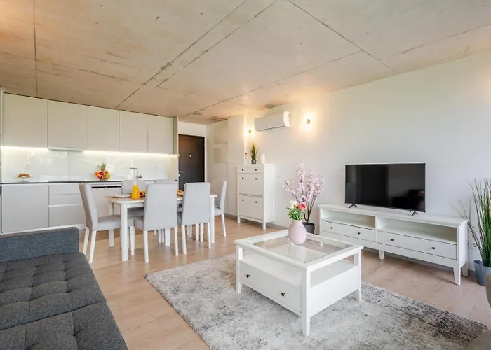 Hostwise - Modern Flat W/ Balcony, Garage & Pool