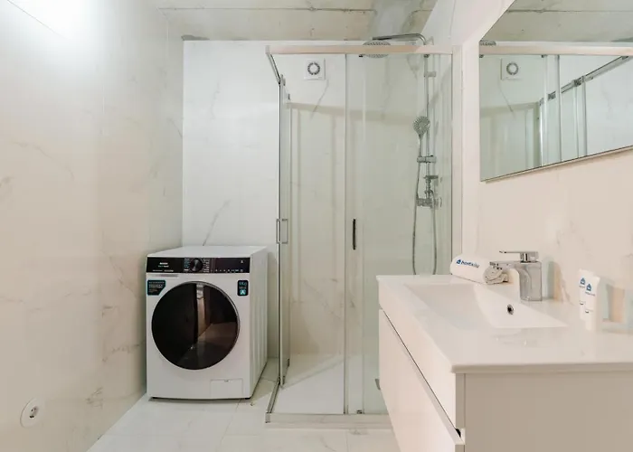 公寓 Hostwise - Modern Flat W/ Balcony, Garage & Pool