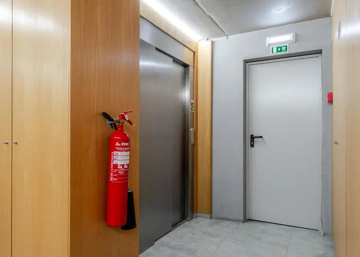 Hostwise - Modern Flat W/ Balcony, Garage & Pool 加亚新城