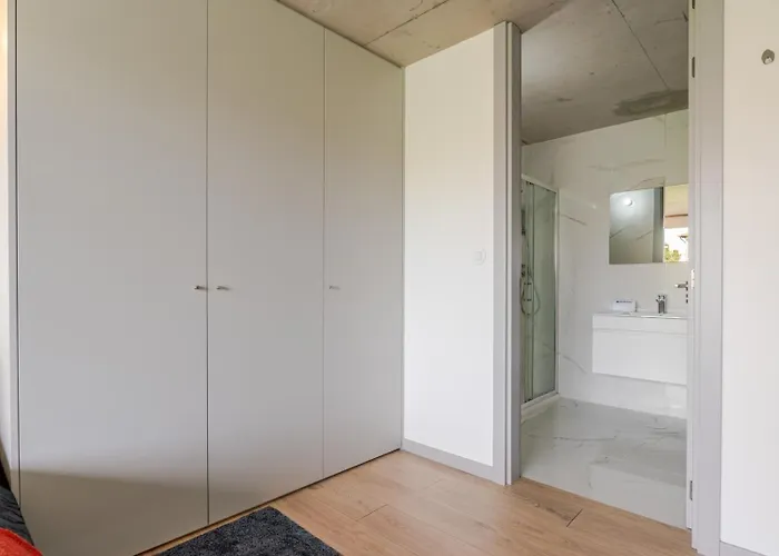 Hostwise - Modern Flat W/ Balcony, Garage & Pool