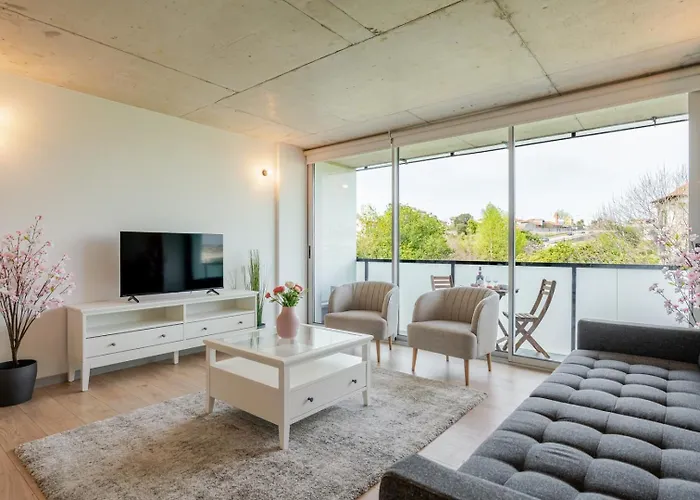 Апартаменты Hostwise - Modern Flat W/ Balcony, Garage & Pool