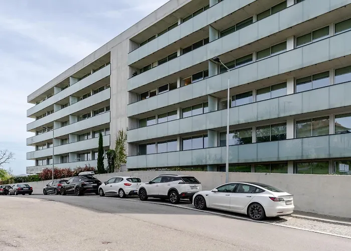 Hostwise - Modern Flat W/ Balcony, Garage & Pool *