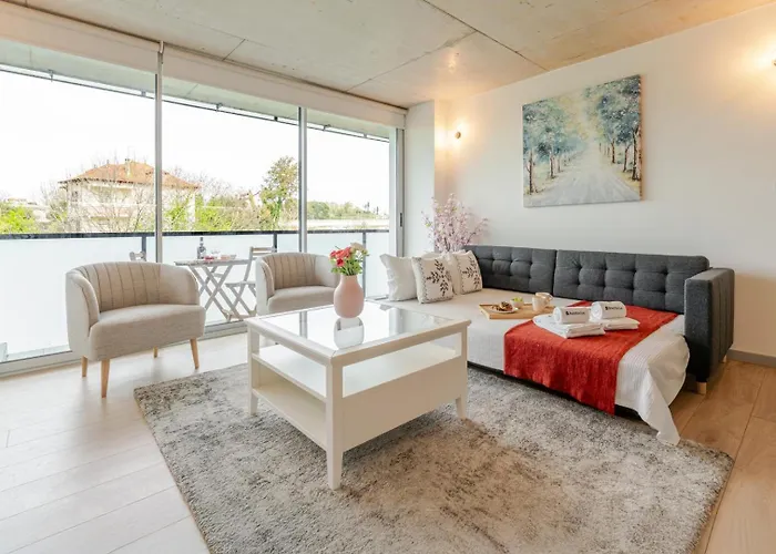 Hostwise - Modern Flat W/ Balcony, Garage & Pool