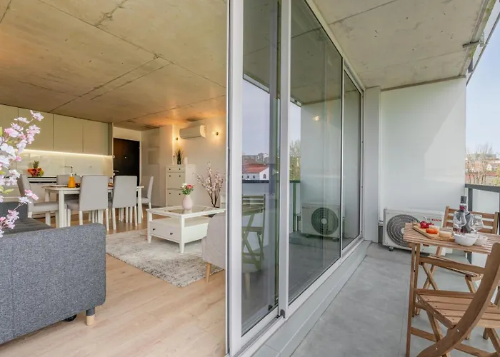 Hostwise - Modern Flat W/ Balcony, Garage & Pool 公寓 加亚新城