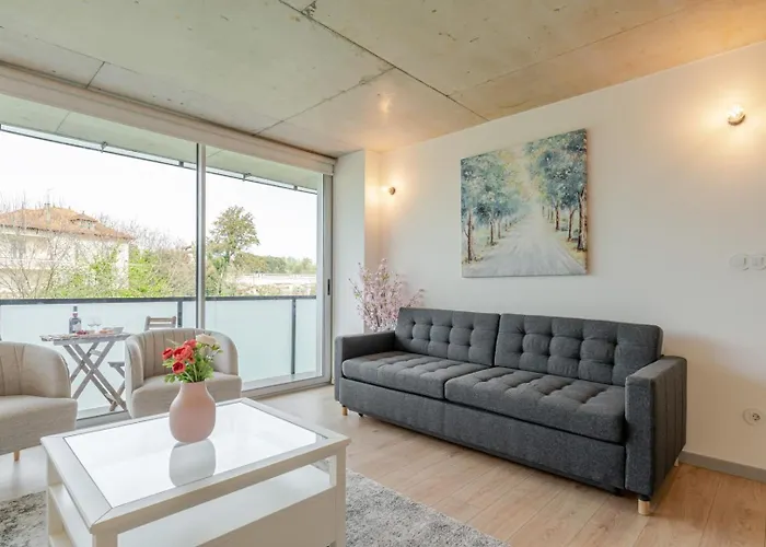 公寓 Hostwise - Modern Flat W/ Balcony, Garage & Pool