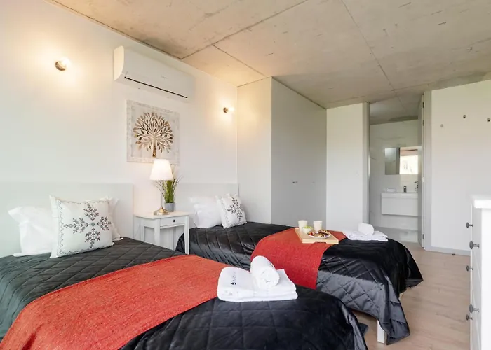 公寓 Hostwise - Modern Flat W/ Balcony, Garage & Pool 加亚新城