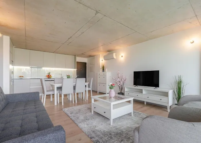 Hostwise - Modern Flat W/ Balcony, Garage & Pool