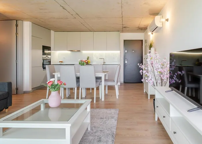 Апартаменты Hostwise - Modern Flat W/ Balcony, Garage & Pool