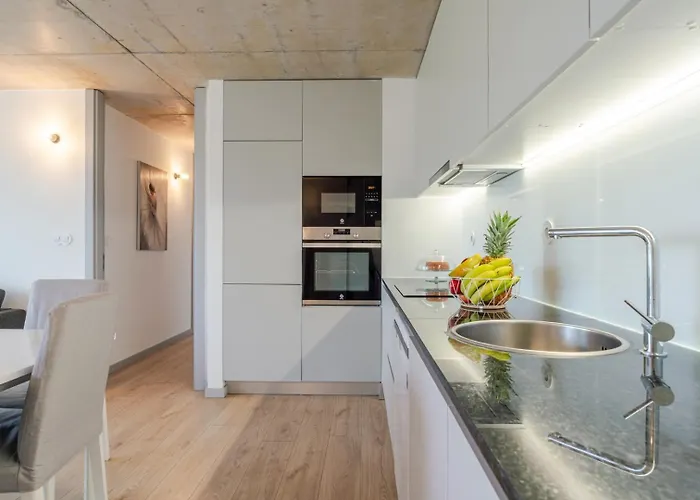 Hostwise - Modern Flat W/ Balcony, Garage & Pool Апартаменты Вила-Нова-ди-Гая