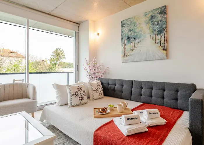 Hostwise - Modern Flat W/ Balcony, Garage & Pool *