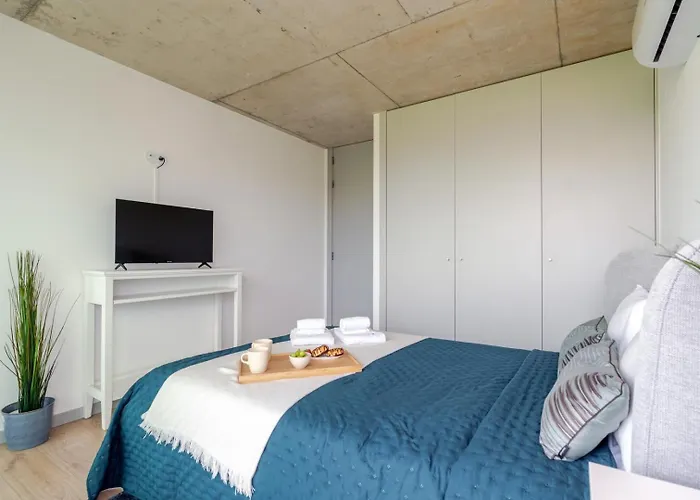 Hostwise - Modern Flat W/ Balcony, Garage & Pool