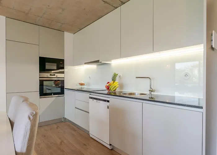 Апартаменты Hostwise - Modern Flat W/ Balcony, Garage & Pool *