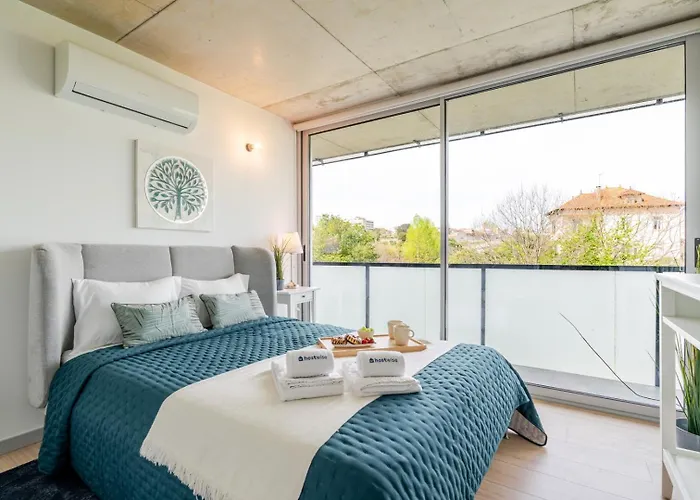 Hostwise - Modern Flat W/ Balcony, Garage & Pool 公寓 加亚新城