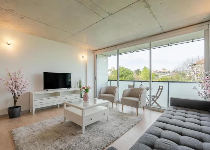 Hostwise - Modern Flat W/ Balcony, Garage & Pool *